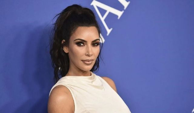 Kim Kardashian presume en fiesta de pijama con amigas